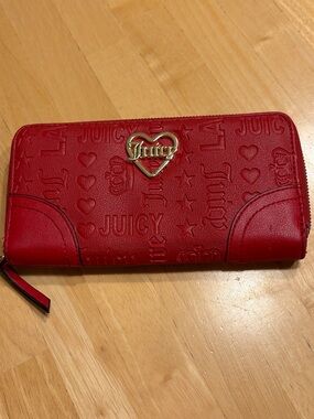 Juicy Couture Red Embossed Zip Wallet w/ Gold Heart Logo New w/o Tags clean